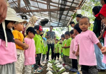 Anak KB IT LHI mengenal tanaman ciptaan Allah saat outing class